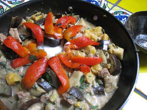 Cubos de berenjena en salsa de tomate y mostaza