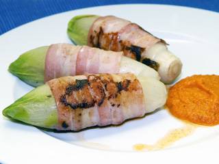 Endivias asadas con salsa romesco
