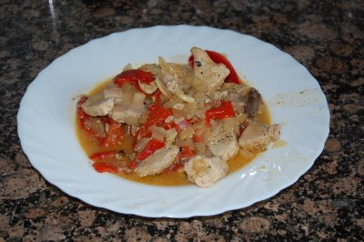 Atún con pimientos del piquillo confitados