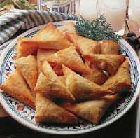 Empanadas de kaséri con ensalada de roble