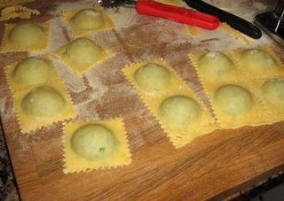 Raviolis rellenos de espinacas con crema de cabrales