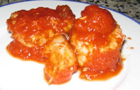 Bonito con tomate y espinacas