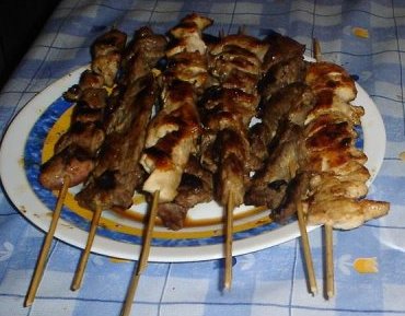 Brochetas con salsa de tomate