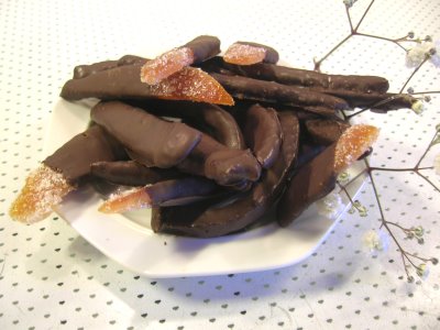 Cascaritas de naranja bañadas en chocolate