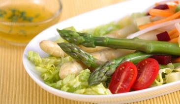 Ensalada de espárragos, peras y queso feta