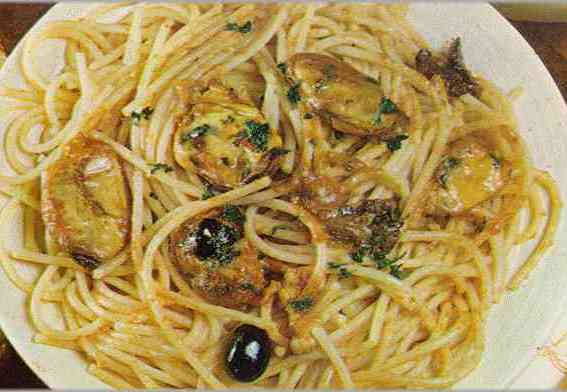 Espaguetis con mejillones y aceitunas