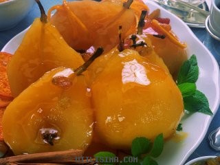 Peras a la naranja con salsa de damascos