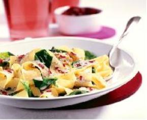 Spaghetti con espinacas y beicon