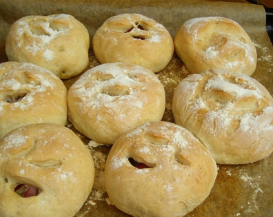 Panecillos rellenos de setas y tomatitos