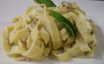 Tallarines con pollo y nueces