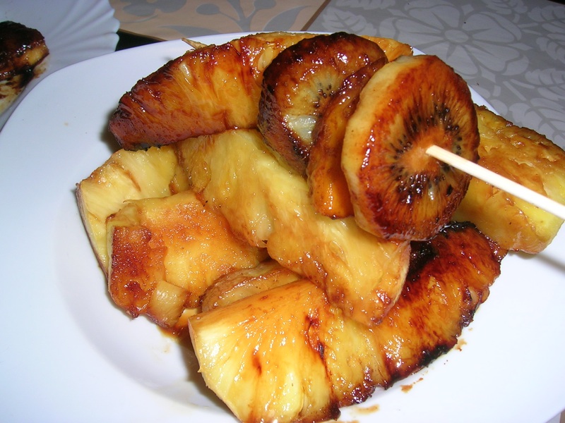 Brochetas de fruta a la brasa