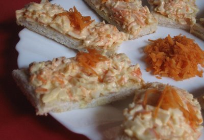 Canapés de anchoas y pasta de aceitunas