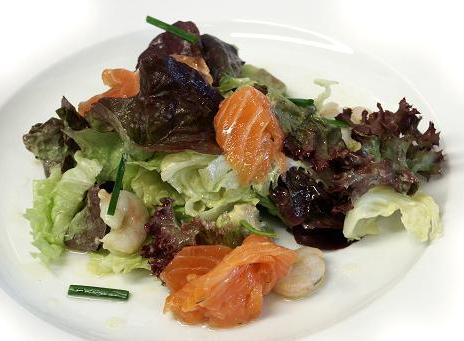 Escarola con gambas y piñones