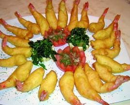 Gambas rebozadas con ajo y perejil, salsa romesco y ensalada verde