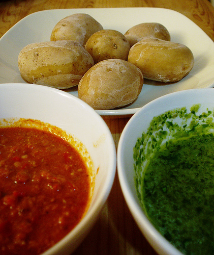 Papas arrugás con mojo rojo y verde