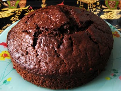 Pastel frío de chocolate y frutos secos