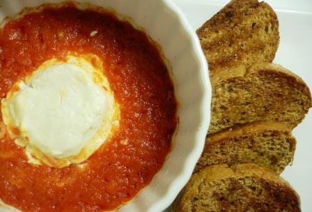 Quesitos de cabra con tomate y panecillos
