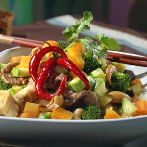 Wok de pollo, vegetales y almendras
