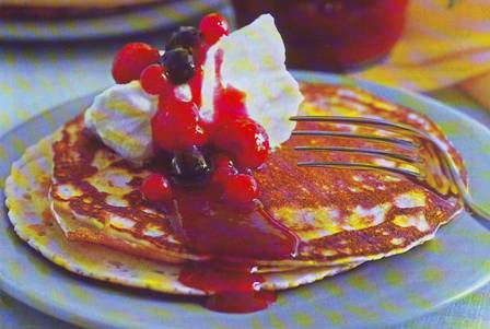Tortitas con nata y frutas del bosque