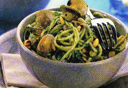 Espagueti con almejas y pesto de espinacas