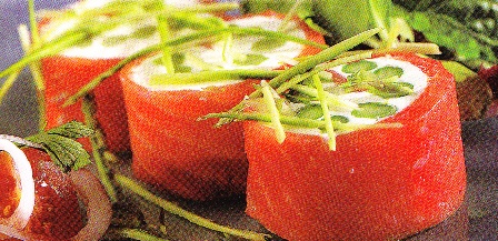 Rollitos de espárragos y salmón ahumado con crema de queso