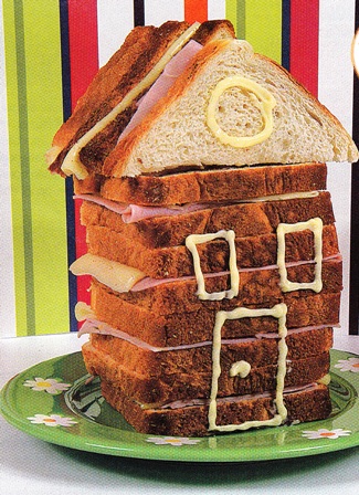 Casita de sándwiches de jamón y queso