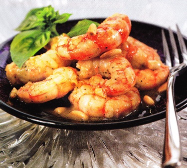 Gambas al cava con piñones y albahaca