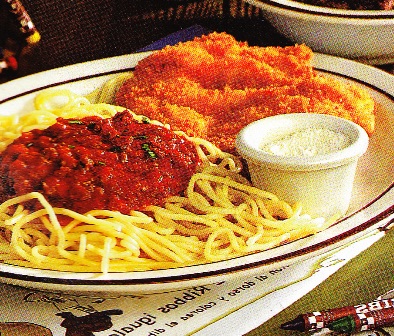 Espaguetis con salsa boloñesa y escalopes de pollo