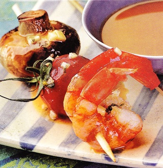 Mini brochetas de gambas con salsa