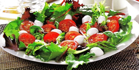 Ensalada de tomate, mozzarrela y lechugas variadas