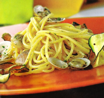 Espaguetis a la vongole con calabacín
