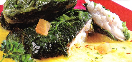 Filete de merluza envuelto en lechuga con salsa de puerros y azafrán