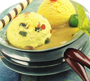 Helados con salsa de caramelo