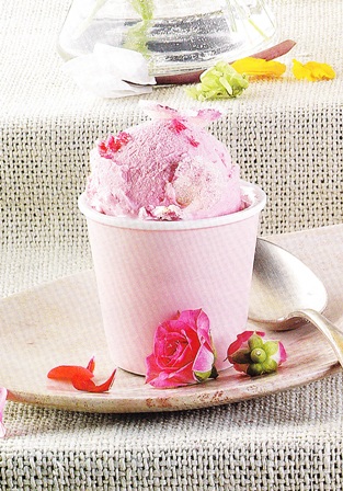 Helado de rosa con pétalos cristalizados