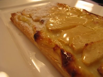 Hojaldre invertido, mató con coco y frutas exóticas