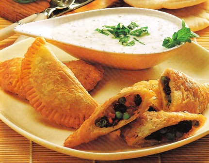 Empanadillas de verduras con salsa de yogur y hierbabuena