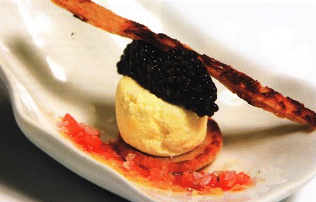 Blinis con caviar y aceite de tomate