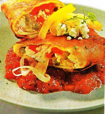 Rollitos de maíz fritos con pollo, queso y salsa mexicana