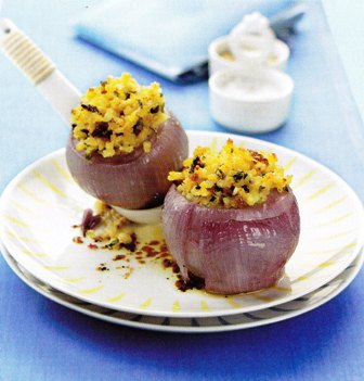 Cebollas moradas rellenas de arroz con ricota