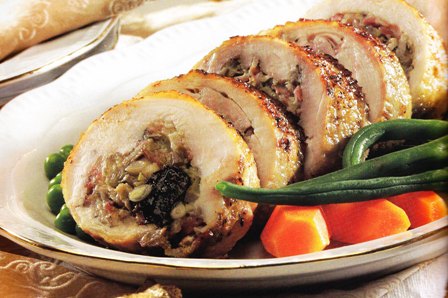 Pularda asada con ciruelas y piñones