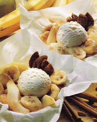 Postre, papillote de frutas con helado