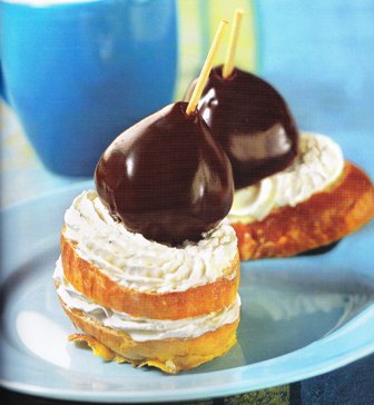 Higos bañados con chocolate sobre base de magdalena