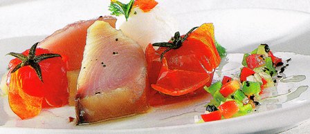 Bonito con huevos de codorniz y tomates