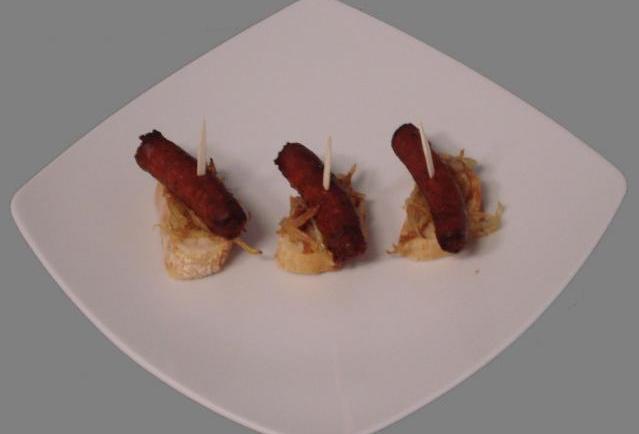 Rebanadas de pan con chistorras