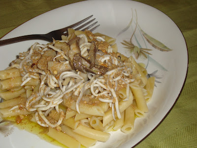 Macarrones con gulas y setas