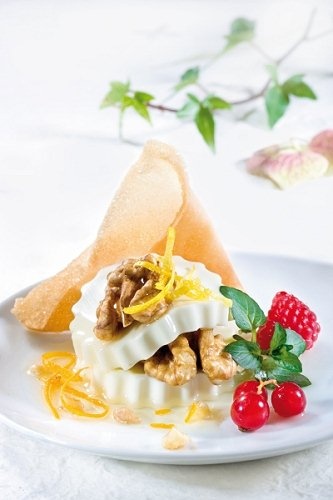 Queso fresco laminado con nueces y frutos rojos