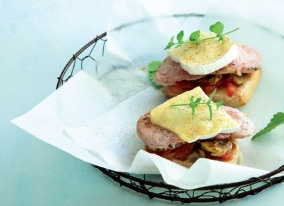 Montaditos de lomo a las finas hierbas con queso y tomate