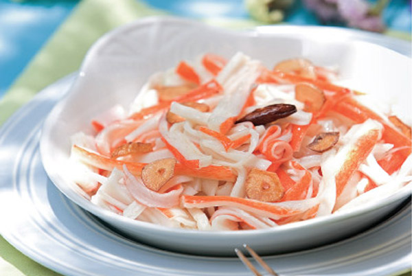 Juliana de surimi al ajillo