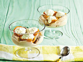 Nísperos en almíbar con helado de turrón