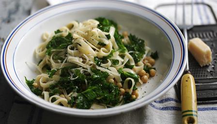 Tallarines con garbanzos, queso y cavolo nero